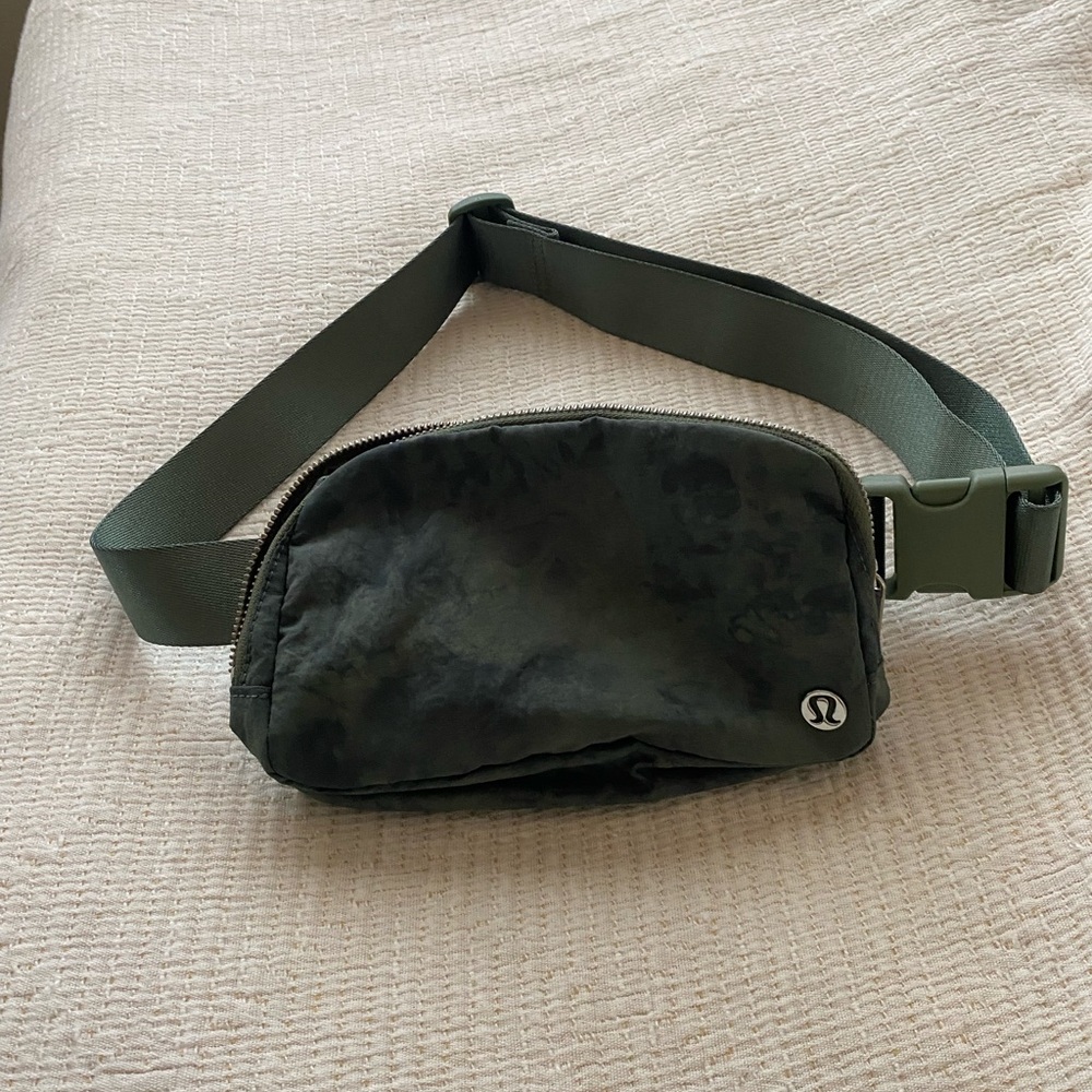 COPY - Lululemon everywhere belt bag